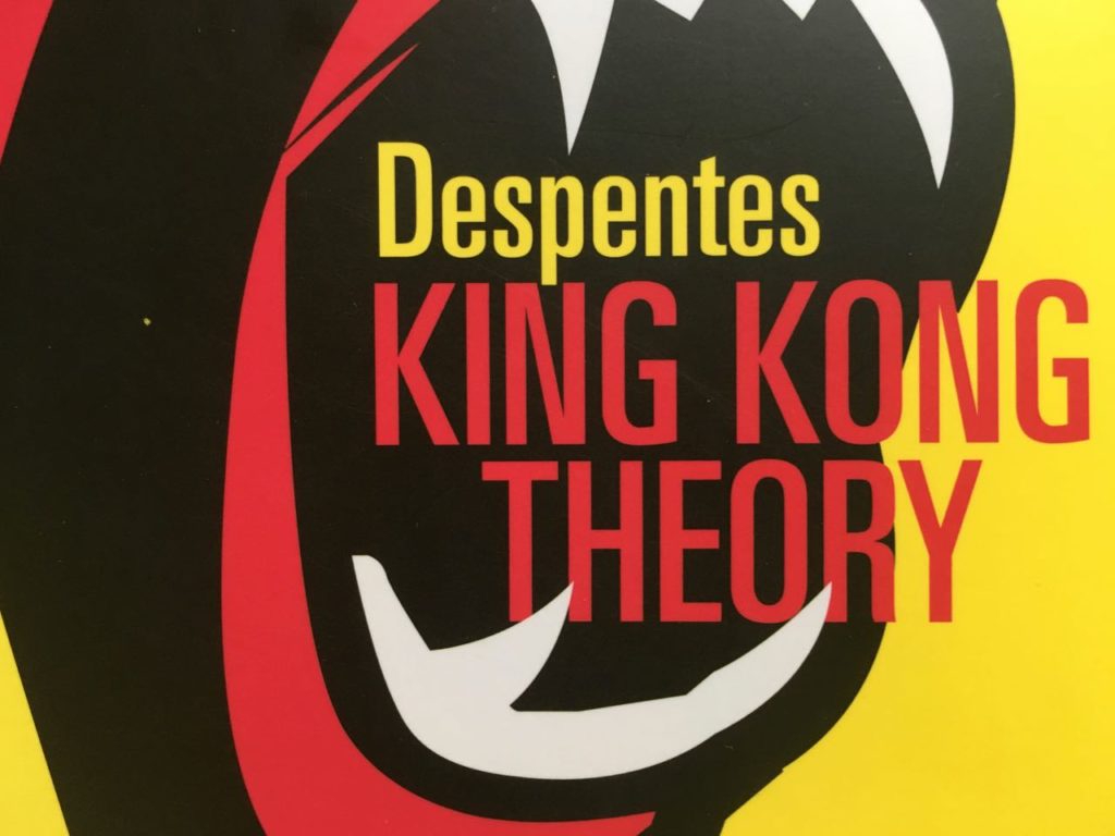 recensione libro virginei Despentes King Kong theory copertina giallo fosforescente, testa di gorlilla, grafica fumettistica, rosso acceso con marcati bordi neri, il titolo del libro sta la centro della bocca aperta del gorilla